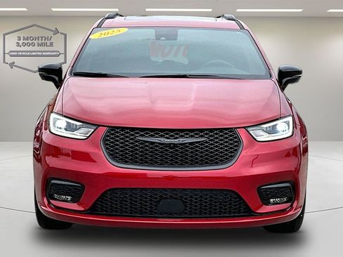 Used 2025 Chrysler Pacifica Limited AWD/4WD image 2