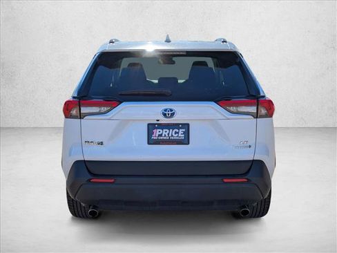 Used 2020 Toyota RAV4 LE image 7