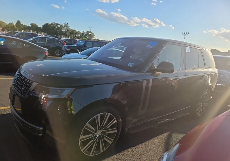 Used 2023 Land Rover Range Rover SE AWD/4WD image 2