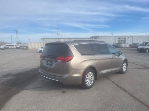 Used 2017 Chrysler Pacifica Touring-L image 3