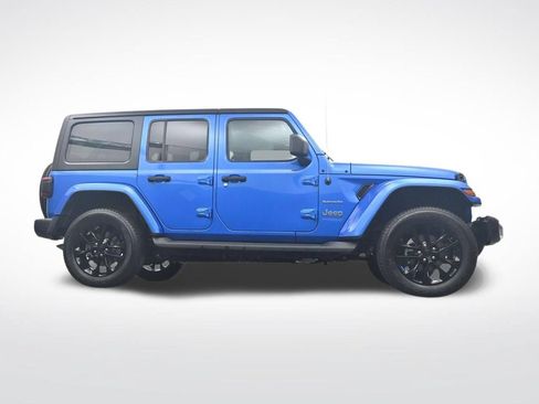 Used 2022 Jeep Wrangler Unlimited Sahara AWD/4WD image 32