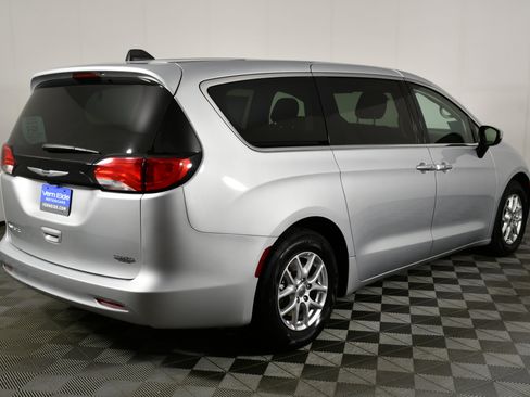 Used 2022 Chrysler Voyager LX image 6
