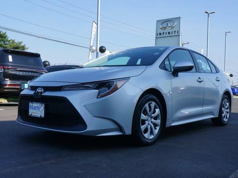 Used 2022 Toyota Corolla LE FWD image 3