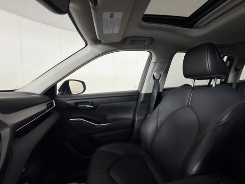 Used 2021 Toyota Highlander XLE AWD/4WD image 16