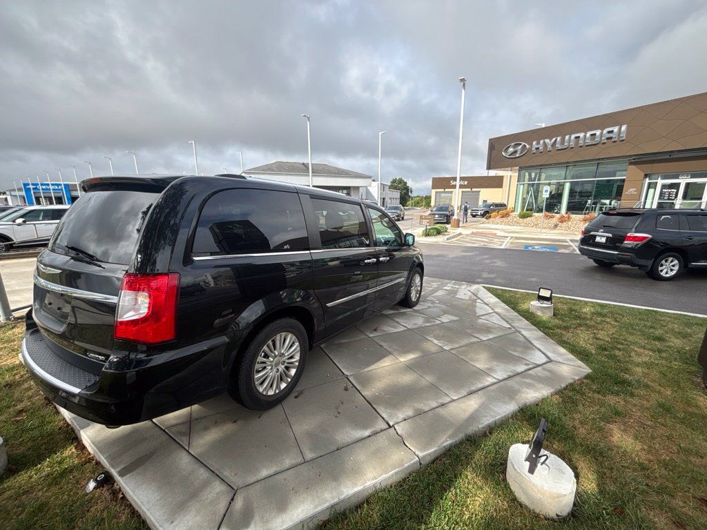 Used 2016 Chrysler Town & Country Limited FWD image 2