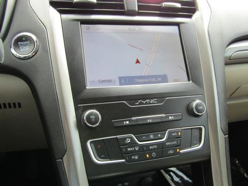 Used 2019 Ford Fusion SE FWD image 22