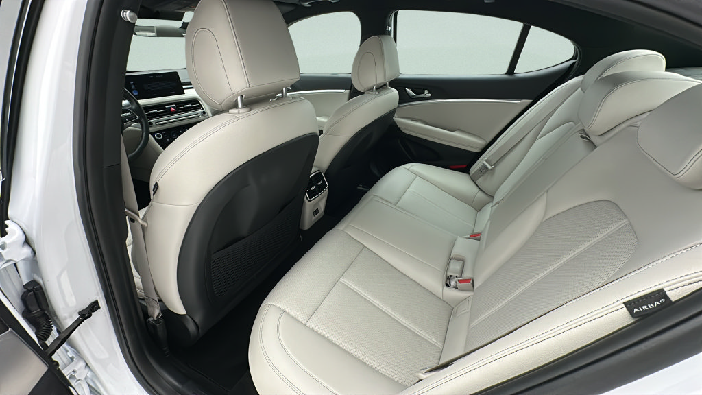 Used 2025 Genesis G70 2.5T RWD image 10
