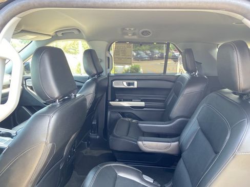 Used 2022 Ford Explorer Limited w/ Equipment Group 301A RWD image 17