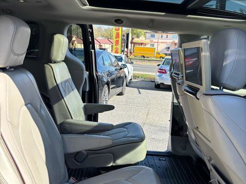 Used 2017 Chrysler Pacifica Limited w/ UConnect Theater Package FWD image 18