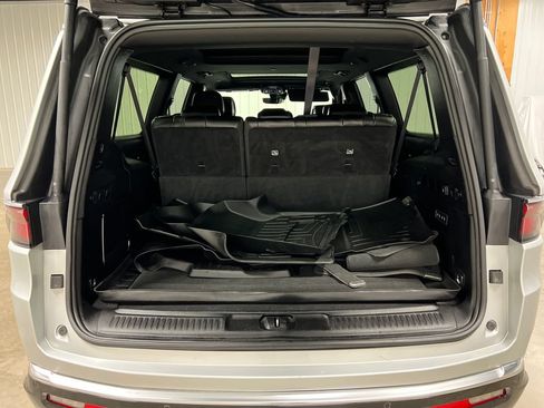 Used 2023 Jeep Wagoneer L Series III w/ Premium Group I AWD/4WD image 13
