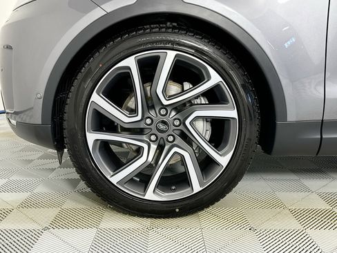 Used 2025 Land Rover Discovery S image 9
