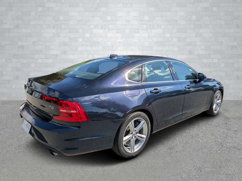 Used 2017 Volvo S90 T5 Momentum w/ Convenience Package image 5