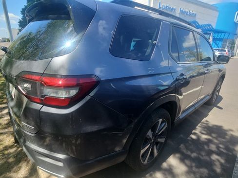 Used 2024 Honda Pilot Touring image 3