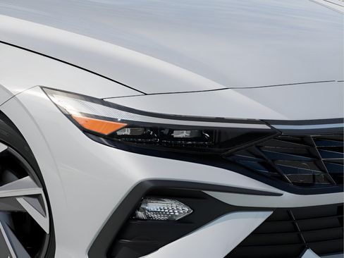 Used 2025 Hyundai Elantra Sport FWD image 9