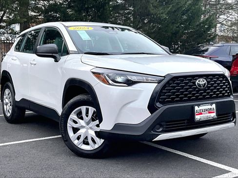 Used 2024 Toyota Corolla Cross L image 2