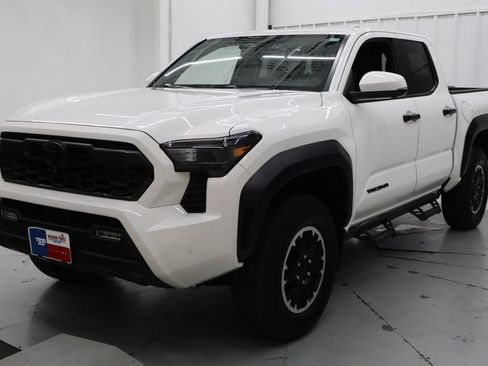 Used 2024 Toyota Tacoma TRD Off-Road w/ TRD Off Road Premium Package AWD/4WD image 7