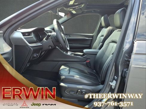 Used 2025 Jeep Grand Cherokee Limited w/ Luxury Tech Group II AWD/4WD image 13