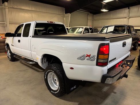 Used 2004 GMC Sierra 3500 SLT w/ Heavy-Duty Power Package AWD/4WD image 2