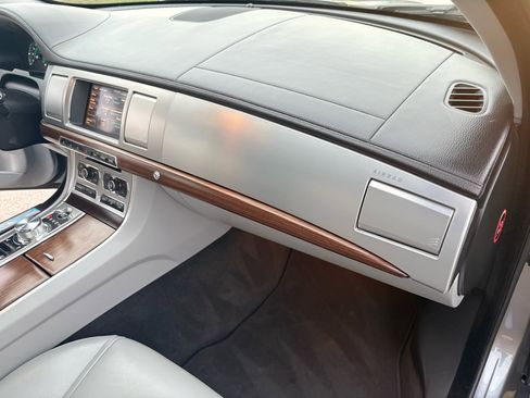 Used 2015 Jaguar XF Premium image 43