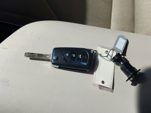 Used 2021 Toyota Camry LE image 31