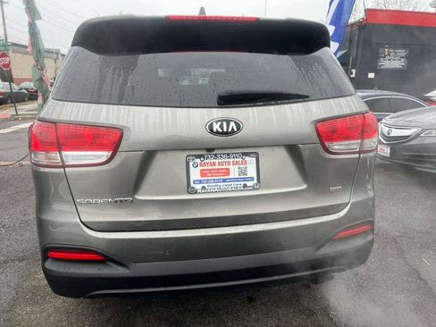 Used 2016 Kia Sorento LX w/ LX Convenience Package image 9