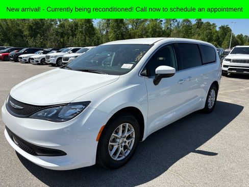 Used 2023 Chrysler Voyager LX image 9