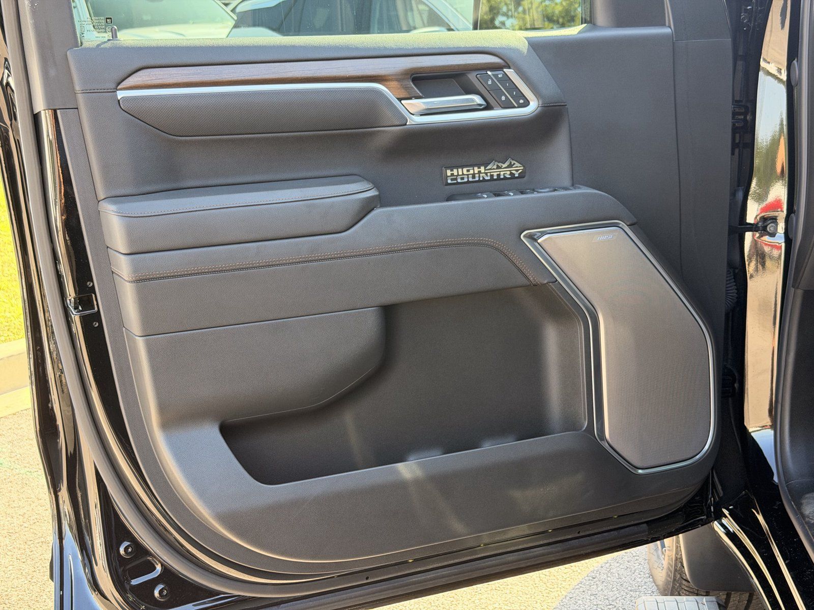Used 2025 Chevrolet Silverado 1500 High Country w/ High Country Premium Package AWD/4WD image 16