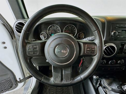 Used 2018 Jeep Wrangler Unlimited Sahara w/ Connectivity Group image 9