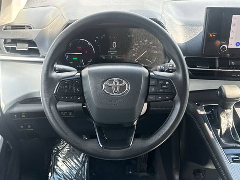Used 2025 Toyota Sienna LE AWD/4WD image 13