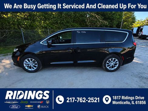 Used 2026 Chrysler Pacifica Limited FWD image 1