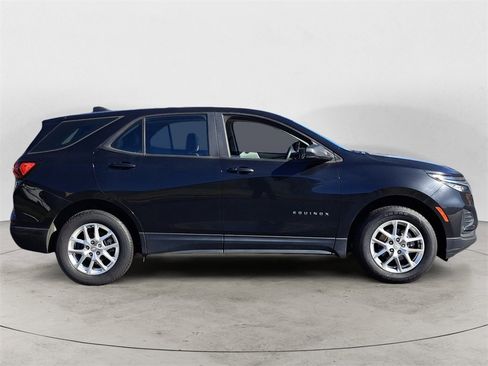 Used 2022 Chevrolet Equinox LS image 2