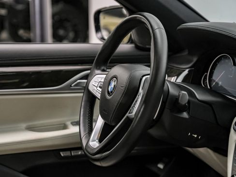 Used 2018 BMW 750i image 17