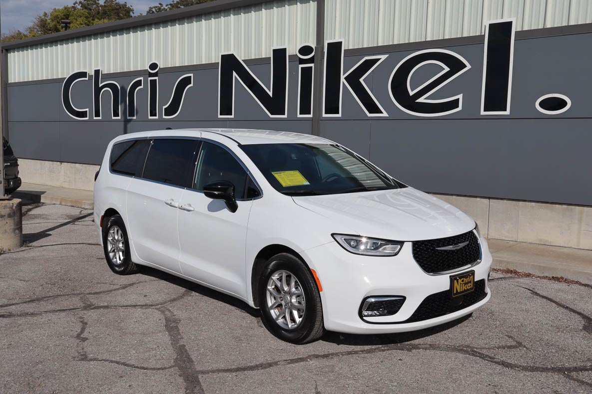 Used 2026 Chrysler Pacifica Select FWD image 1