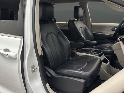 Used 2023 Chrysler Pacifica Touring-L FWD image 22