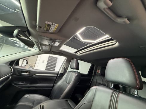 Used 2019 Toyota Highlander XLE AWD/4WD image 10