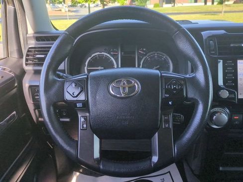 Used 2022 Toyota 4Runner TRD Off-Road AWD/4WD image 31