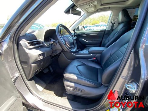 Used 2023 Toyota Highlander XLE AWD/4WD image 37