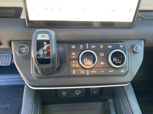 Used 2023 Land Rover Defender 130 X-Dynamic SE image 39
