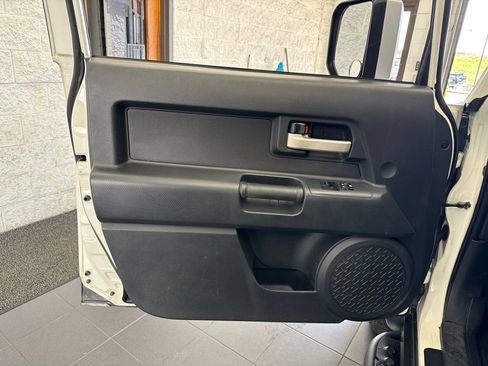 Used 2014 Toyota FJ Cruiser 4WD w/ Convenience Package image 38