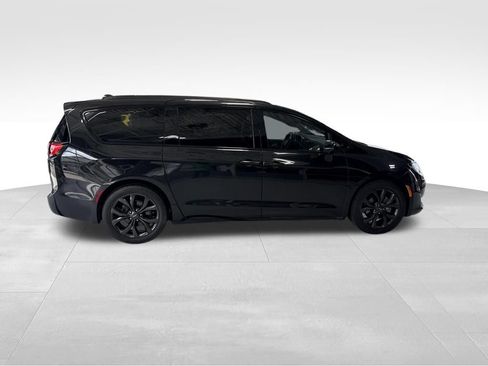 Used 2020 Chrysler Pacifica Limited w/ Quick Order Package 27H Red S FWD image 7