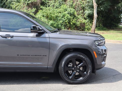 Used 2023 Jeep Grand Cherokee Altitude RWD image 7
