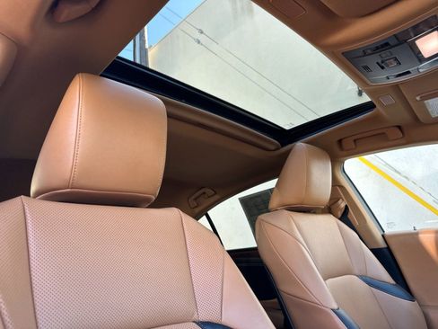 Used 2025 Lexus ES 300h w/ Premium Package image 18