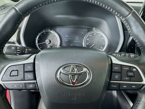 Used 2023 Toyota Highlander XLE image 15