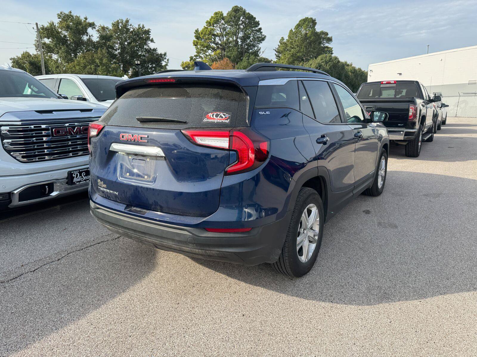 Used 2022 GMC Terrain SLE w/ Driver Convenience Package FWD image 7