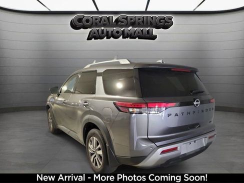 Used 2024 Nissan Pathfinder SL w/ Black Appearance Package FWD image 3