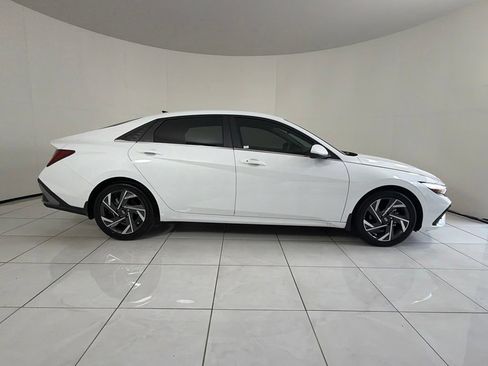 Certified 2025 Hyundai Elantra SEL FWD image 4