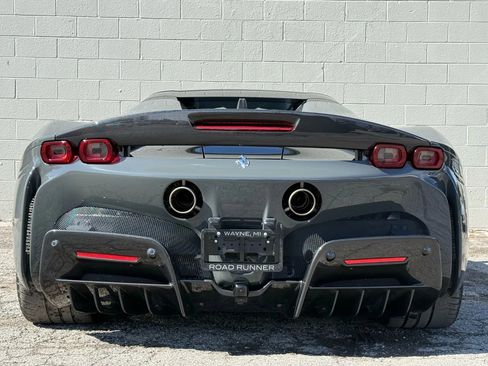 Used 2023 Ferrari SF90 Spider image 18