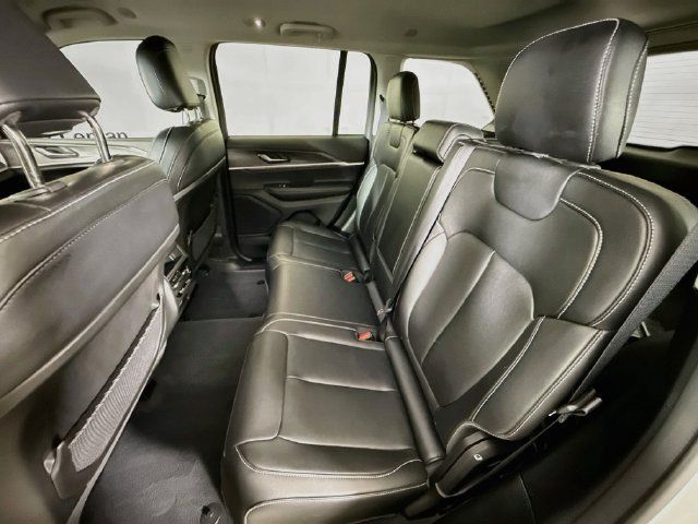 Used 2023 Jeep Grand Cherokee Limited w/ Black Appearance Package AWD/4WD image 23