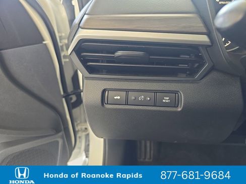 Used 2025 Nissan Altima 2.5 SV FWD image 29