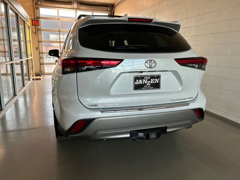 Used 2022 Toyota Highlander Platinum image 5